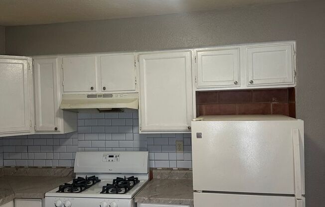 1 bed, 1 bath, 700 sqft, $780, Unit 425 Leeds Ave