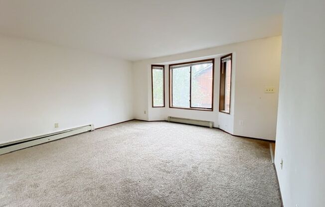2 beds, 1 bath, $1,550, Unit A