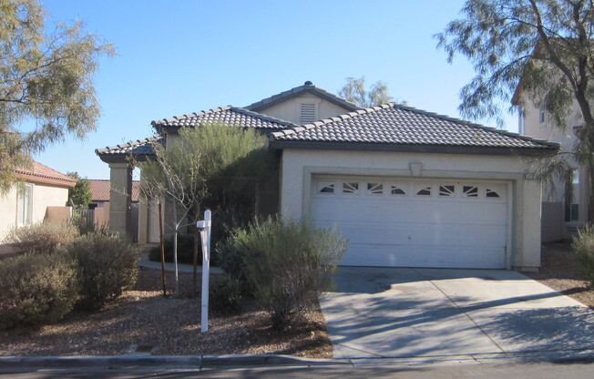 Beautiful 3 bdrm/2bth in Summerlin!!! Upgraded tile and paint