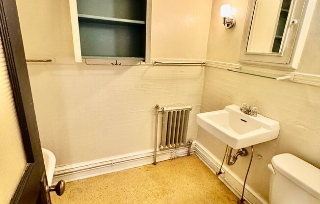 1 bed, 1 bath, $895, Unit 21-Apt 5