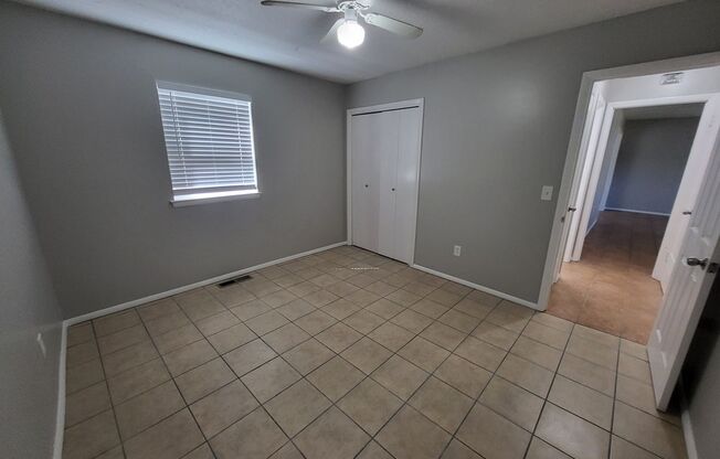 2 beds, 1 bath, $1,100, Unit 4