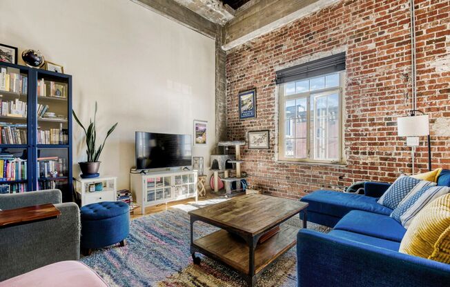 Evolve Real Estate: Elegant Urban Loft 1 Bed/1 Bath, 1016 SQFT With Full Bathroom in The Heart of LoDo!