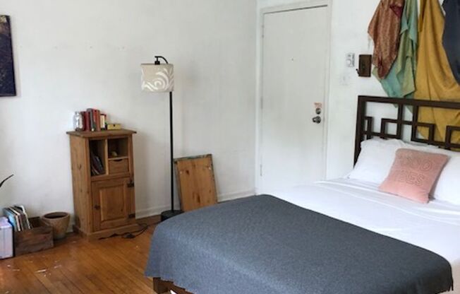 ✨Adorable studio located just off of Baltimore Avenue