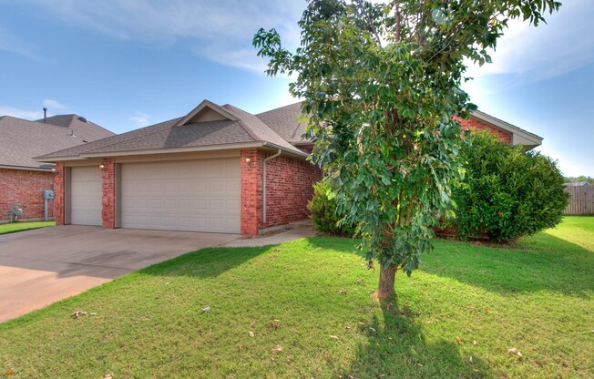 4 bedroom, 2 bath home in Castlebrook Crossing - Mustang Schools