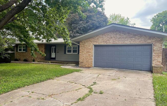 Gorgeous 3 Bedroom Home located near the new HYVEE!