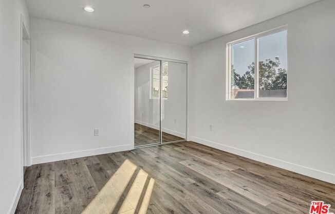 2421 S COCHRAN AVE