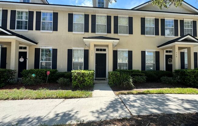 Live Easy in this 3 bedroom, 2.5 bath located in Plantation Village, Orange Park!