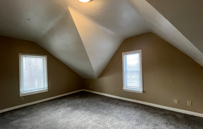 3 beds, 1 bath, $1,425, Unit Unit 4