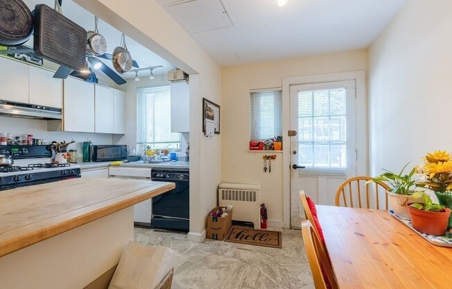 2 beds, 1 bath, 703 sqft, $2,600, Unit 1