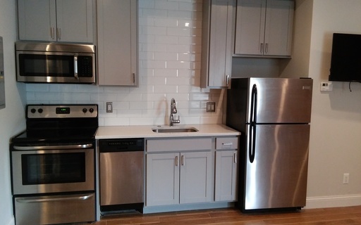 Studio, 1 bath, 340 sqft, $1,095, Unit 2-2