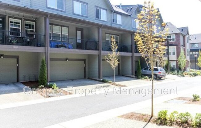 1327 GREENWICH WALK NE