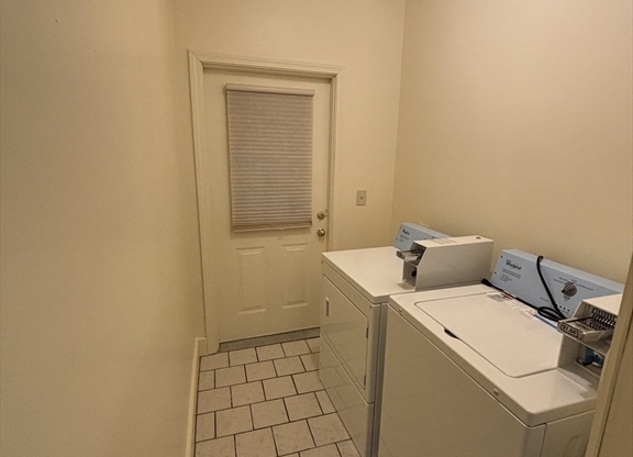 3 beds, 1 bath, 1,250 sqft, $3,000, Unit 1