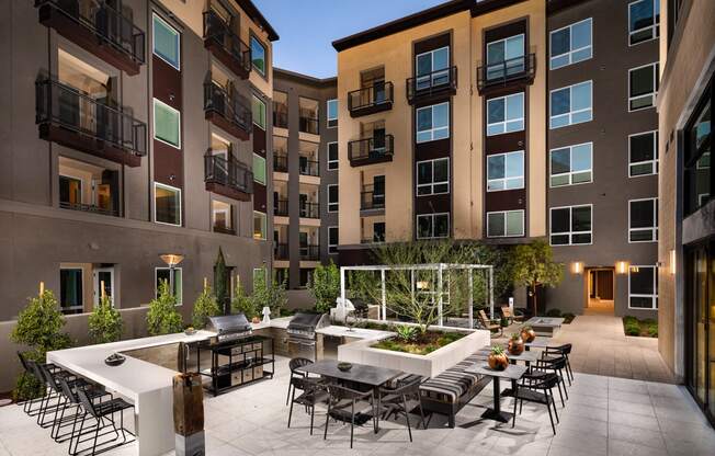 Outdoor Amenities at Clarendon Apartments, Los Angeles