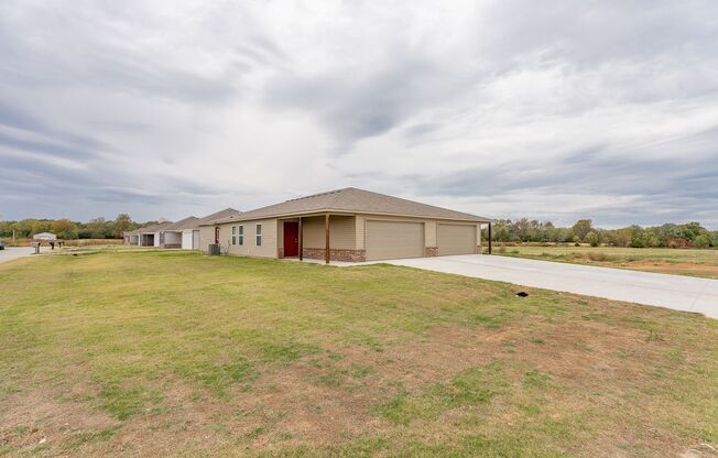 3-bedroom 2 bath Duplex in Lincoln!! Newly Fenced Yard!