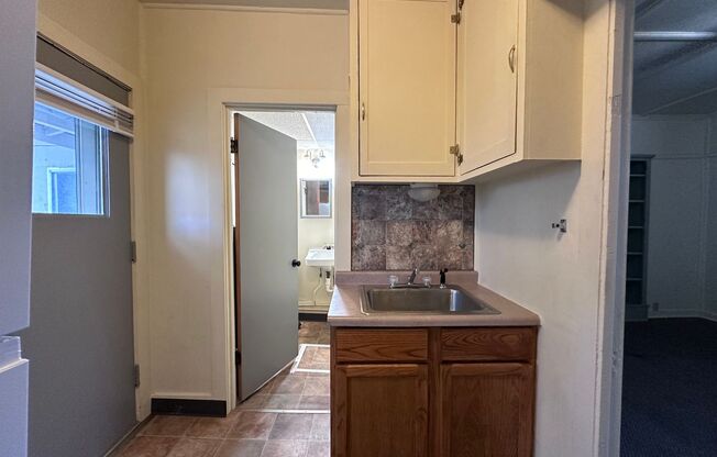 2 beds, 1 bath, $645, Unit 215