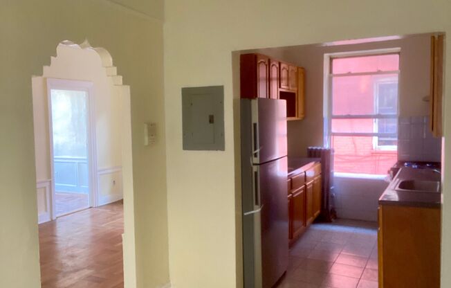 3 beds, 1 bath, $2,800, Unit 2F