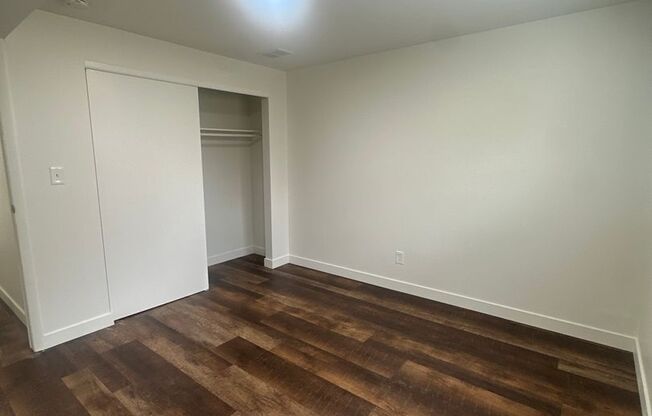 2 beds, 1 bath, 905 sqft, $1,300, Unit 5490-B