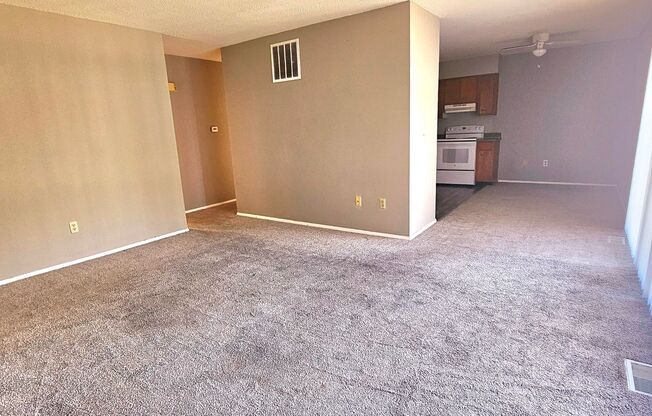 2 beds, 1 bath, 850 sqft, $800, Unit 8