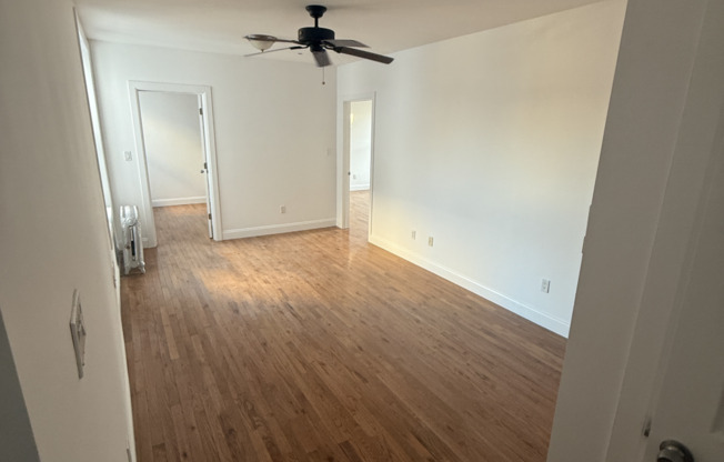 2 beds, 1 bath, $4,000, Unit 1D