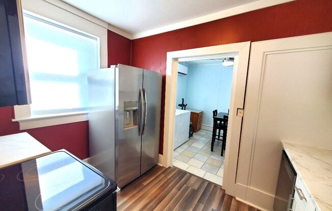 Beautiful 2BR/1BA Apartment with Utilities Included – Prime Downtown Location