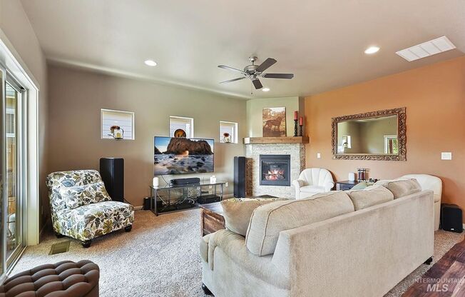 Pet Friendly Home Near The Foothills!