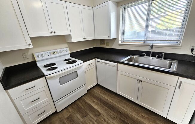 Updated 3 Bedroom, 1 Bath Apt in 4-Plex - Inner NE Portland