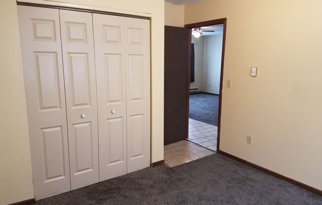 2 beds, 1 bath, $925, Unit 2