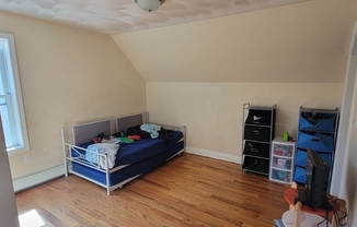 3 beds, 1 bath, $3,500, Unit 2R