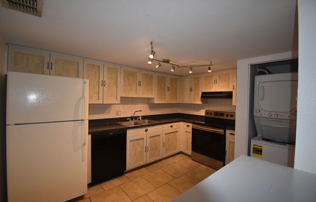 OCALA: 2 Bed/2 Bath, 2nd Floor Condo in Country Club Village AVAILABLE NOW! $275 off first FULL month's rent!
