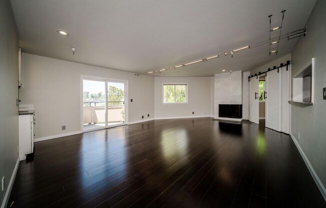EPIC REA:End-Unit & Top 2 Floor (Penthouse); Spacious Modern Townhome-style end unit w/ patio & EV parking in Burlingame
