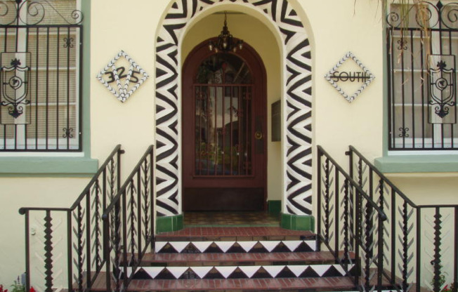 325 S COCHRAN AVE