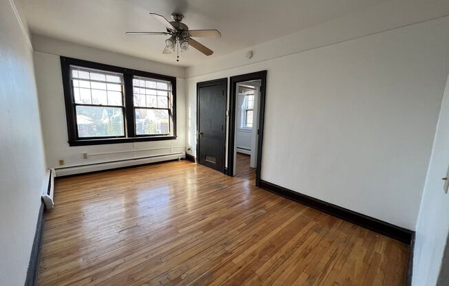 Studio, 1 bath, 400 sqft, $895, Unit 28