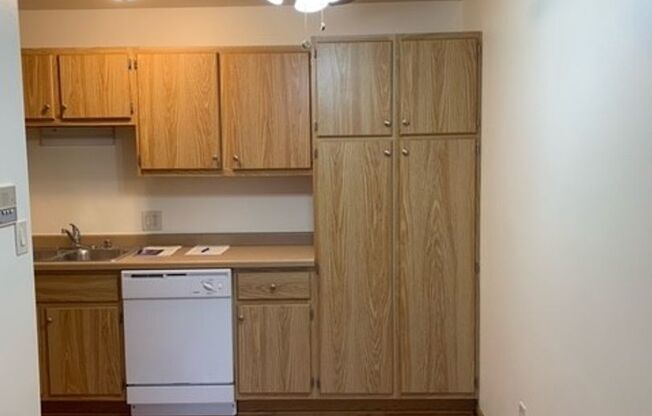 1 bed, 1 bath, $935, Unit 215-05