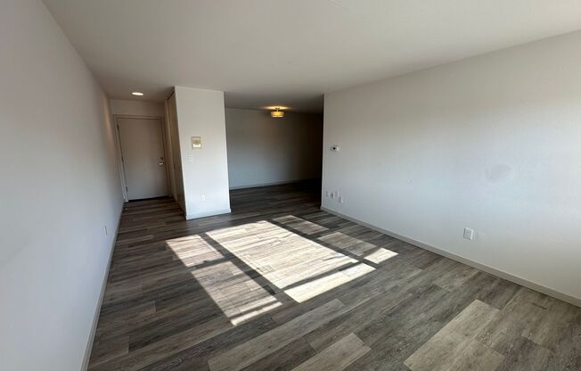 2 beds, 1 bath, $1,395, Unit 203