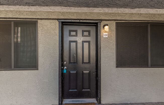 2 beds, 1 bath, 880 sqft, $1,100, Unit 211