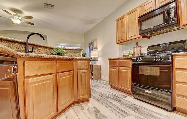 6661 N LOOKOUT LDG LN