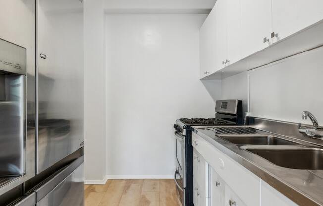 2 beds, 1 bath, $3,000, Unit 1E