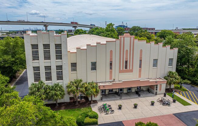 2 beds, 1 bath, 850 sqft, $2,100, Unit 113