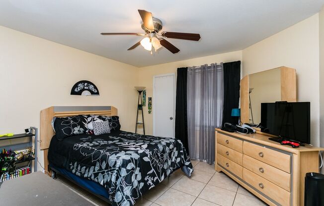 Beautiful Condo with two bedrooms and two full bathrooms across from Celebration, FL