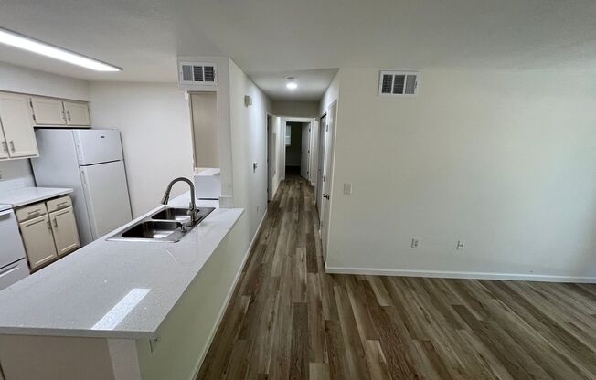 3 beds, 2 baths, 1,076 sqft, $2,200, Unit 2007