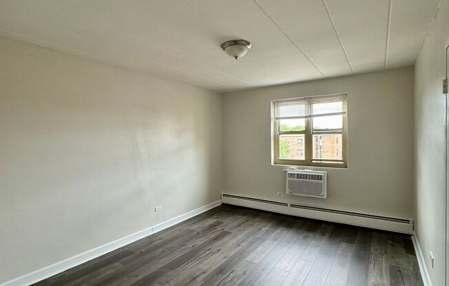 2 beds, 1 bath, $1,620, Unit 303