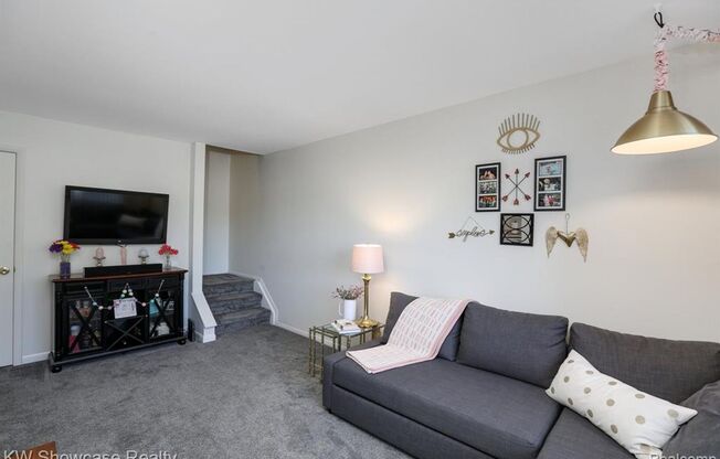 2 Bed townhouse with Gas and water included!
