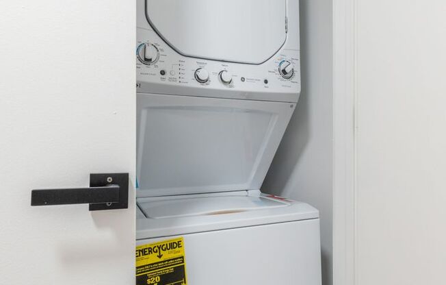 2 beds, 2 baths, 1,000 sqft, $1,627, Unit 27