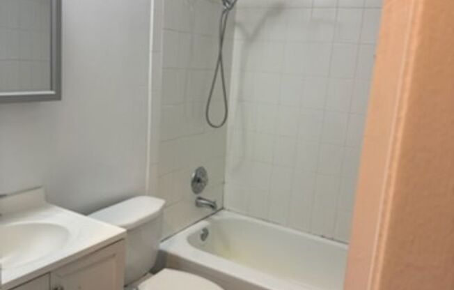 2 beds, 1 bath, 800 sqft, $1,400, Unit 10RW-6