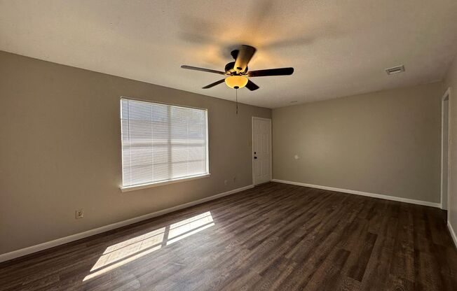 2 beds, 1 bath, $1,095, Unit Unit B