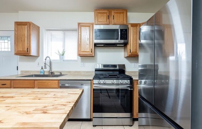 2 Bedroom 2 Bathroom CORNER LOT!! SOLAR PANELS!!