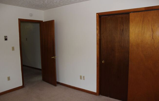 2 beds, 1 bath, 903 sqft, $1,170, Unit J-9