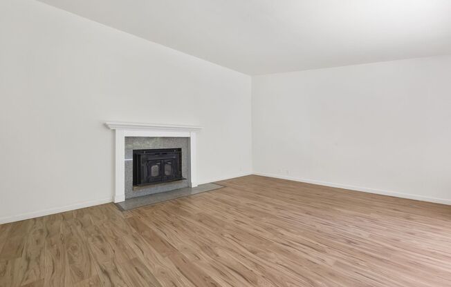 New Kitchen!! Beautiful family home w/extra room/close MS,Trader Joe's, and highway