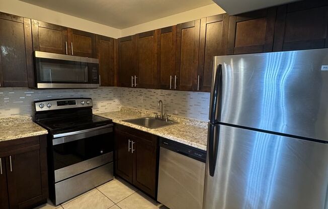2 beds, 1 bath, 900 sqft, $1,900, Unit 537 - 217
