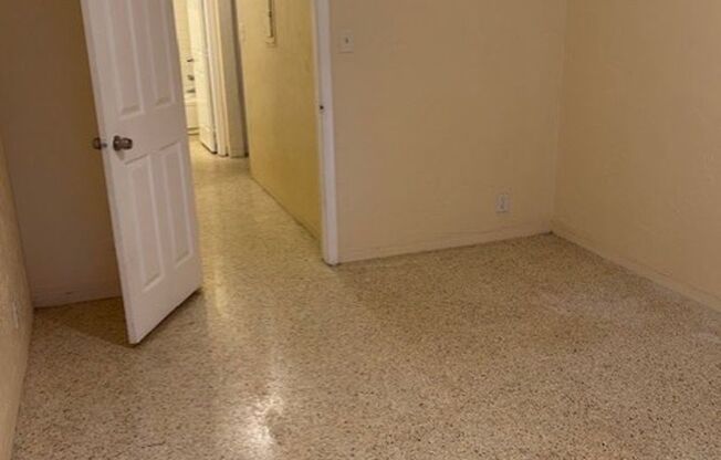 1/2 OFF 3RD MONTHS RENT!! 1/1 centrally located